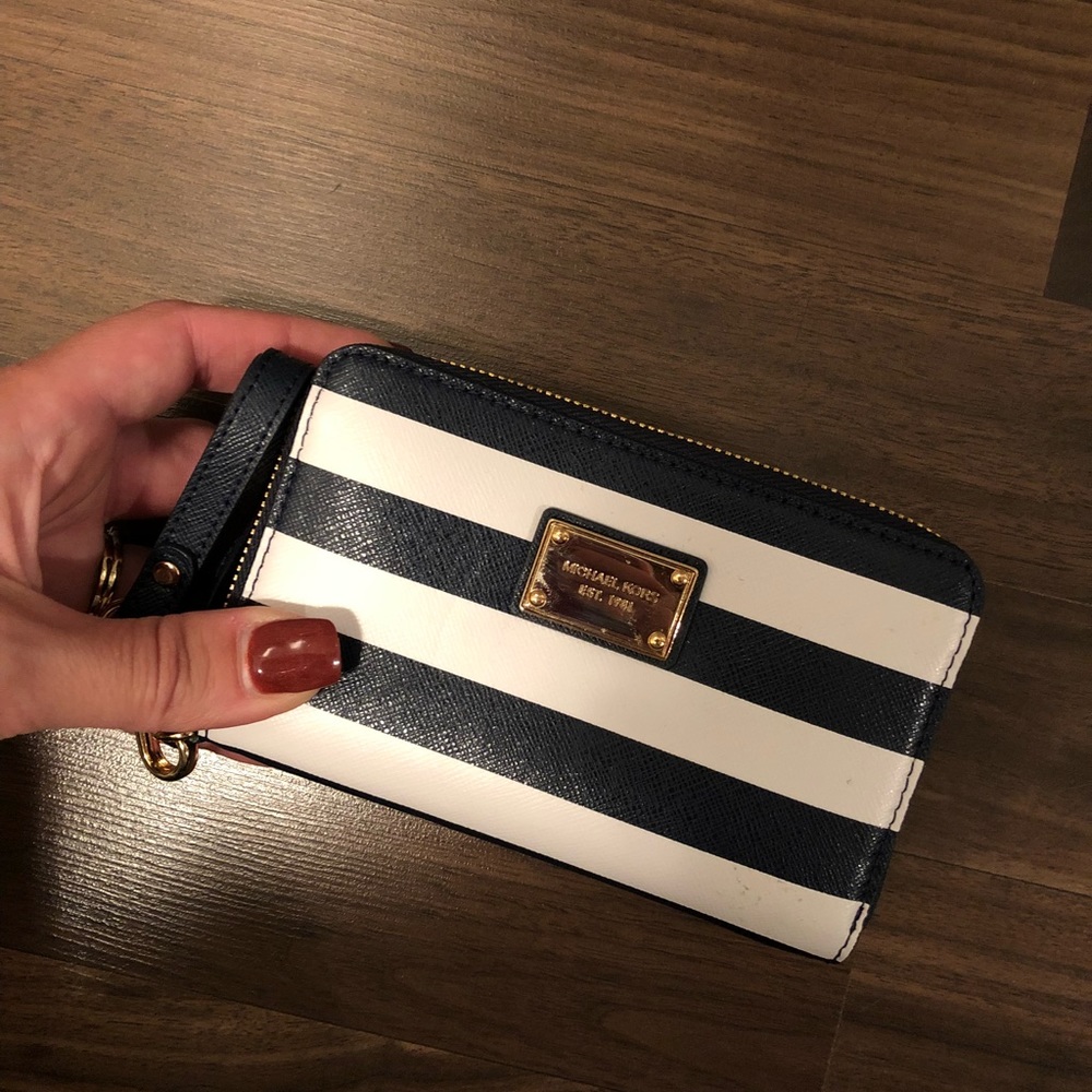 Michael Kors Essential Zip Wallet